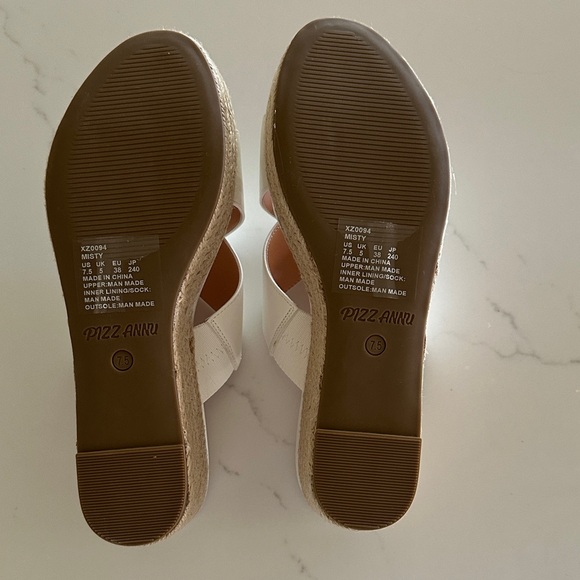 NWOB-Women's White Wedge Sandals - Picture 6 of 7